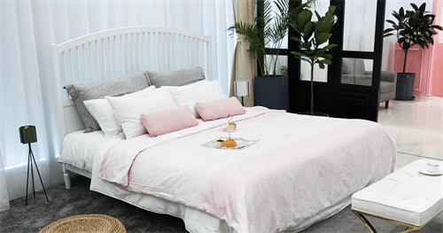 被子好还是睡袋方便？开元棋牌在外住宿买床(图2)